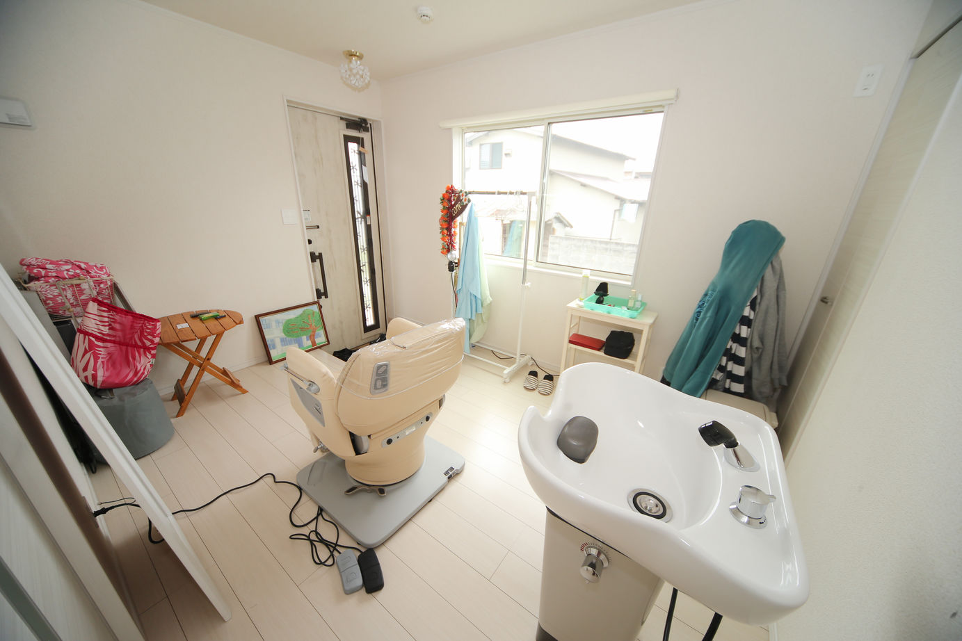 アイダ設計 【間取り図有/20坪台/3LDK/店舗兼用】フラダンス教室、美容院、居住空間、各スペースに配慮した設計の家の建築実例画像2