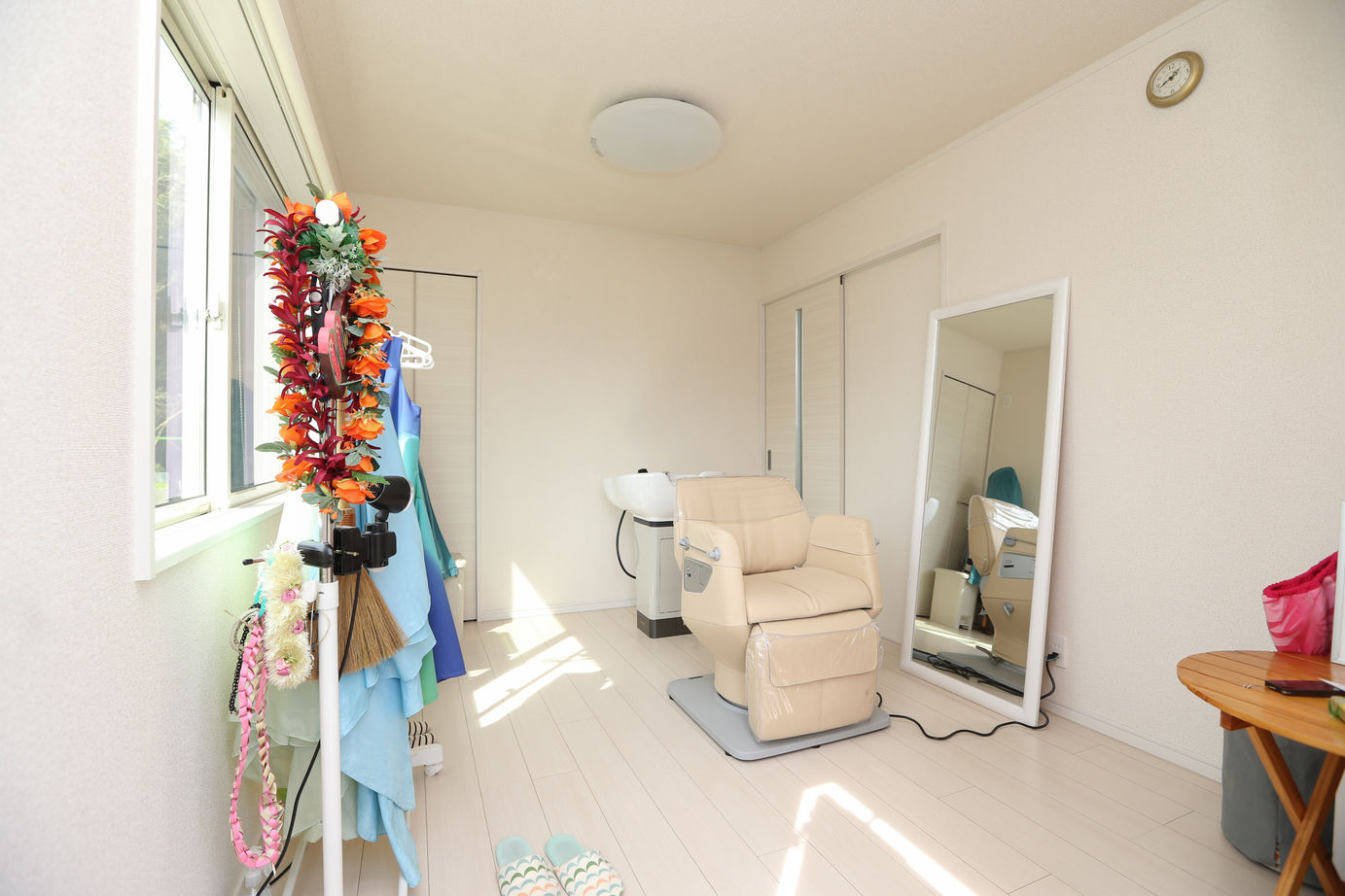 アイダ設計 【間取り図有/20坪台/3LDK/店舗兼用】フラダンス教室、美容院、居住空間、各スペースに配慮した設計の家の建築実例画像8