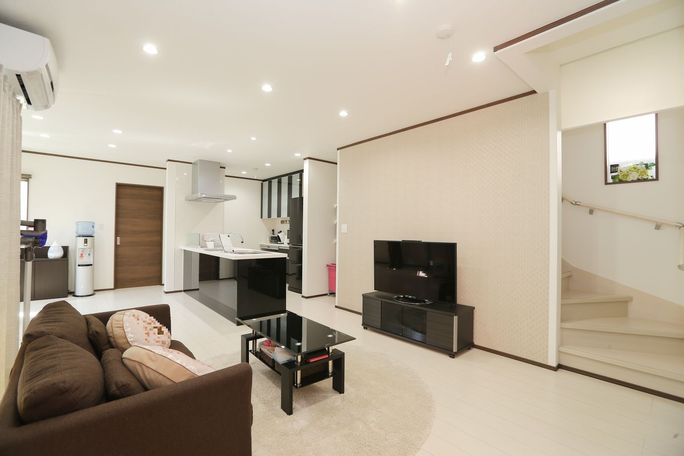 アイダ設計 【間取り図有/30坪台/収納充実/ペニンシュラキッチン】19帖の広々リビングは家族の憩いのスペースの建築実例画像1