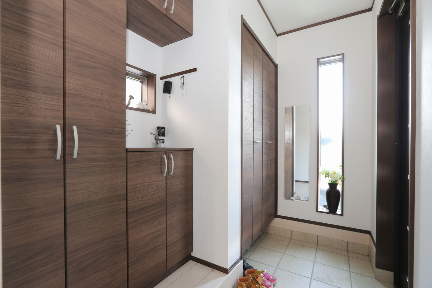 アイダ設計 【間取り図有/30坪台/収納充実/ペニンシュラキッチン】19帖の広々リビングは家族の憩いのスペースの建築実例画像6