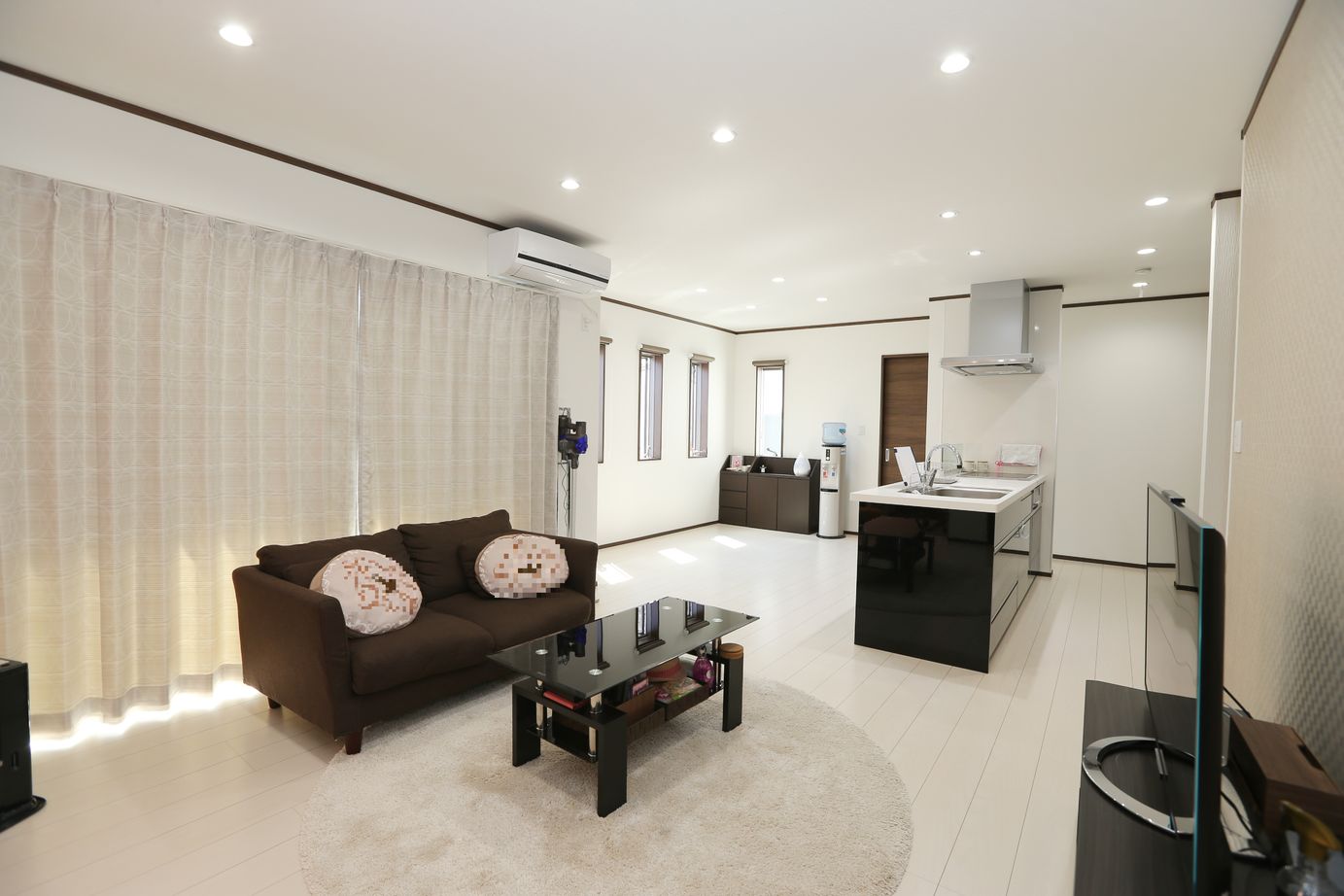 アイダ設計 【間取り図有/30坪台/収納充実/ペニンシュラキッチン】19帖の広々リビングは家族の憩いのスペースの建築実例画像8