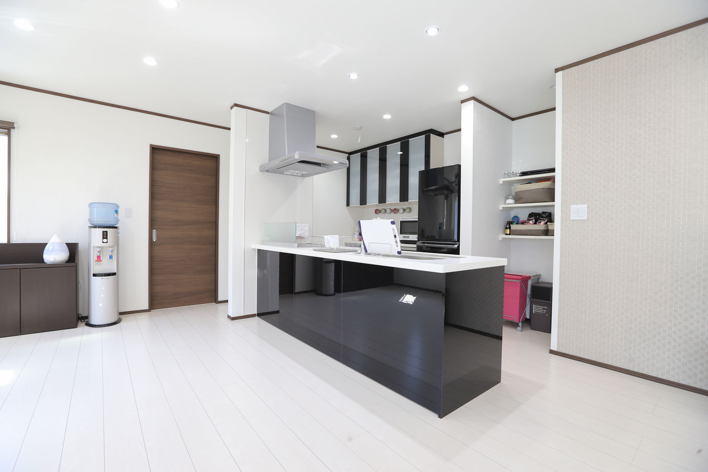 アイダ設計 【間取り図有/30坪台/収納充実/ペニンシュラキッチン】19帖の広々リビングは家族の憩いのスペースの建築実例画像9