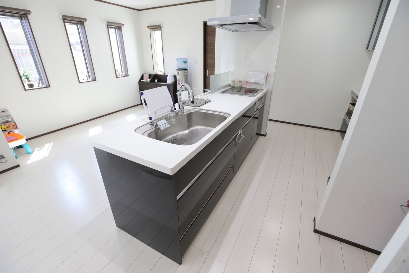 アイダ設計 【間取り図有/30坪台/収納充実/ペニンシュラキッチン】19帖の広々リビングは家族の憩いのスペースの建築実例画像10