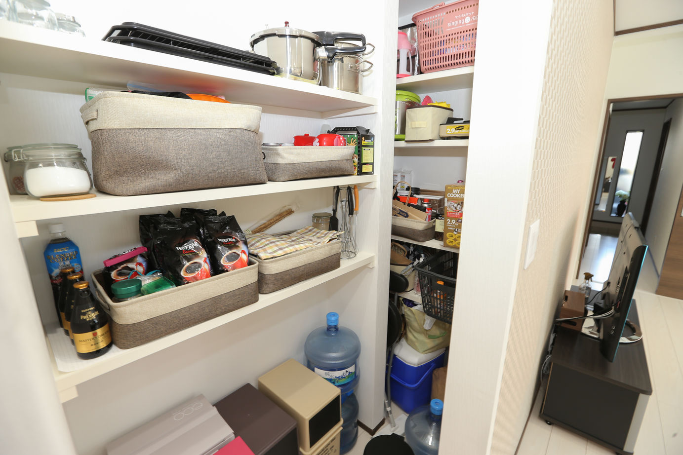 アイダ設計 【間取り図有/30坪台/収納充実/ペニンシュラキッチン】19帖の広々リビングは家族の憩いのスペースの建築実例画像12