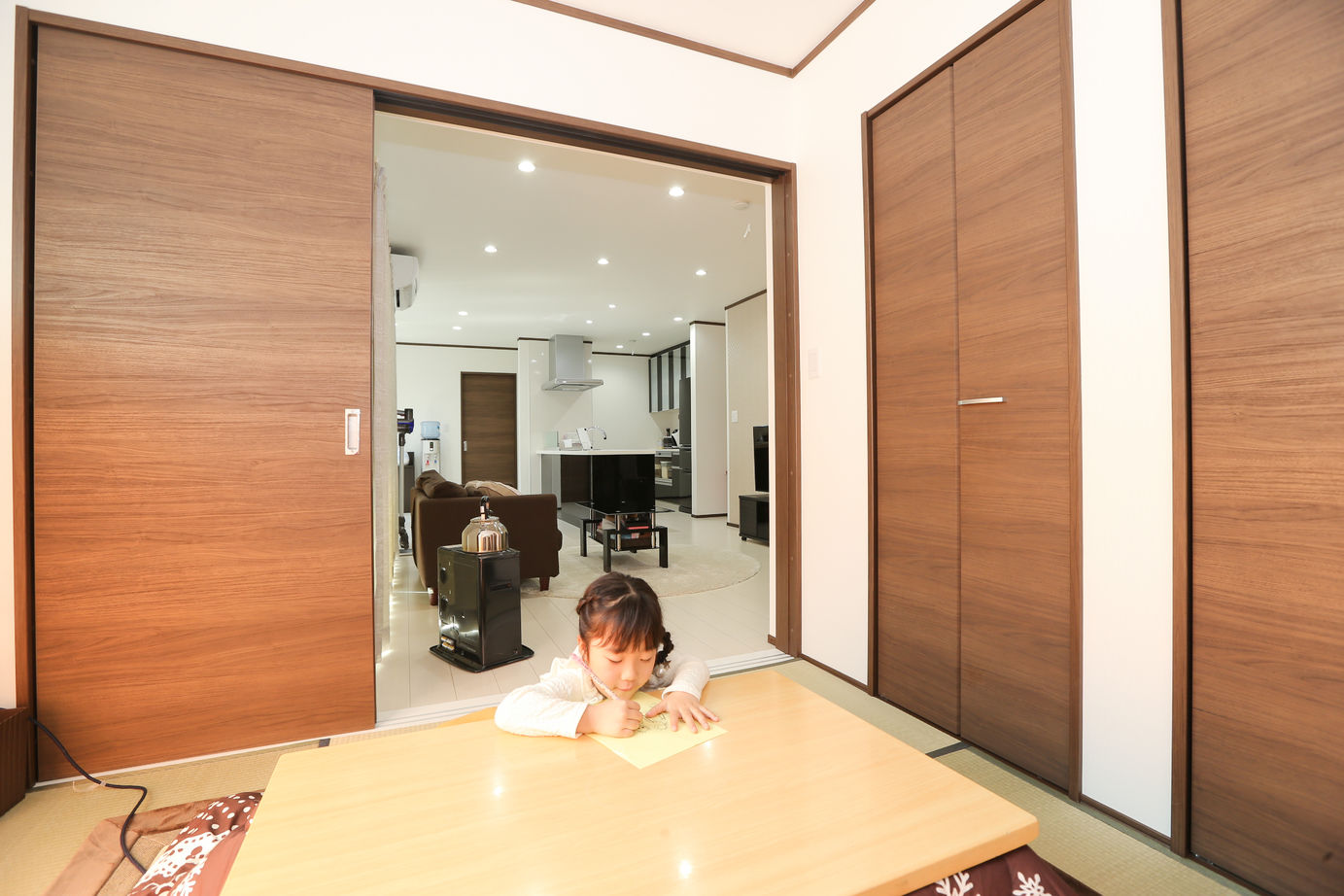 アイダ設計 【間取り図有/30坪台/収納充実/ペニンシュラキッチン】19帖の広々リビングは家族の憩いのスペースの建築実例画像13