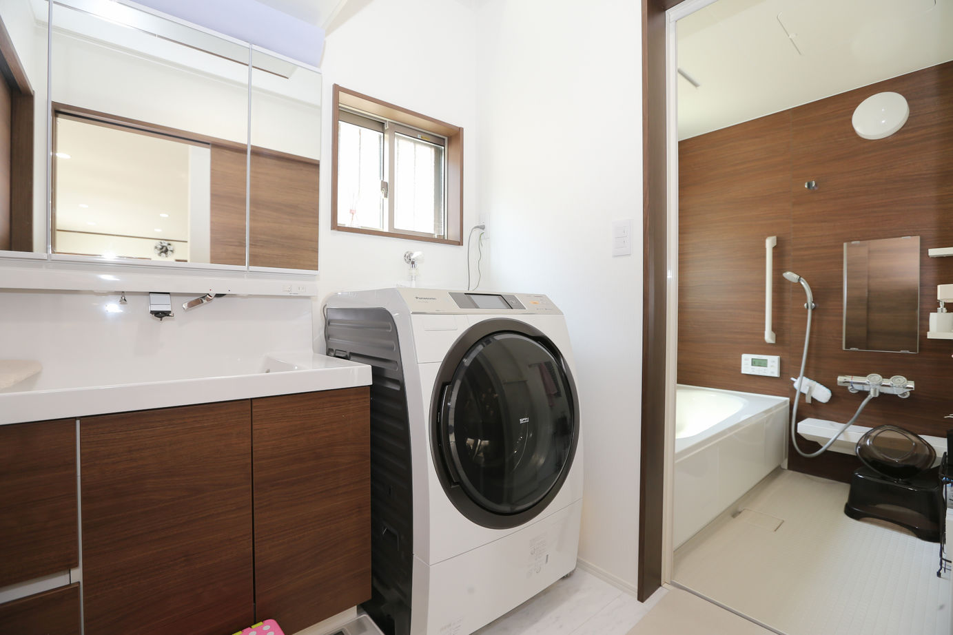 アイダ設計 【間取り図有/30坪台/収納充実/ペニンシュラキッチン】19帖の広々リビングは家族の憩いのスペースの建築実例画像15