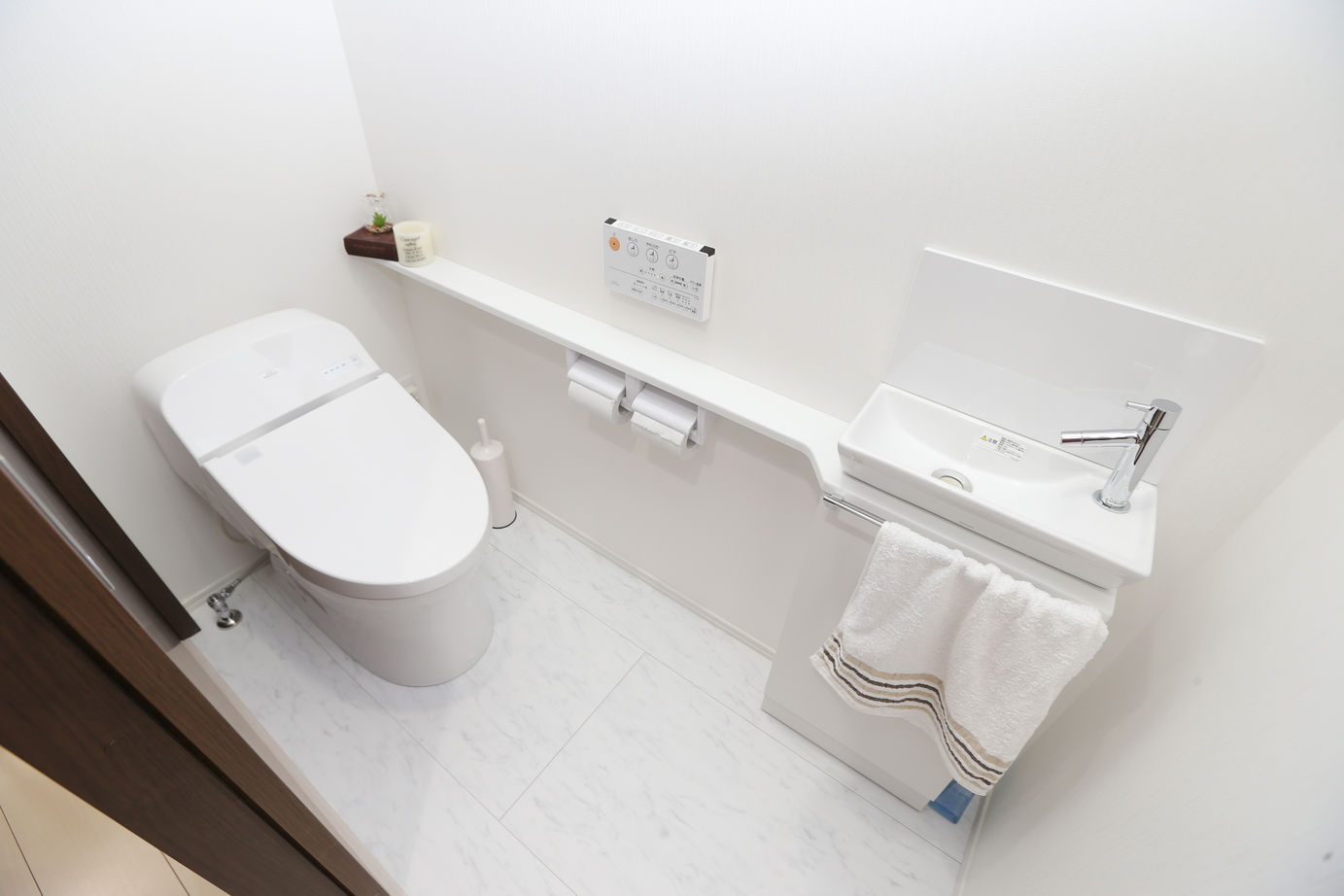 アイダ設計 【間取り図有/30坪台/収納充実/ペニンシュラキッチン】19帖の広々リビングは家族の憩いのスペースの建築実例画像17