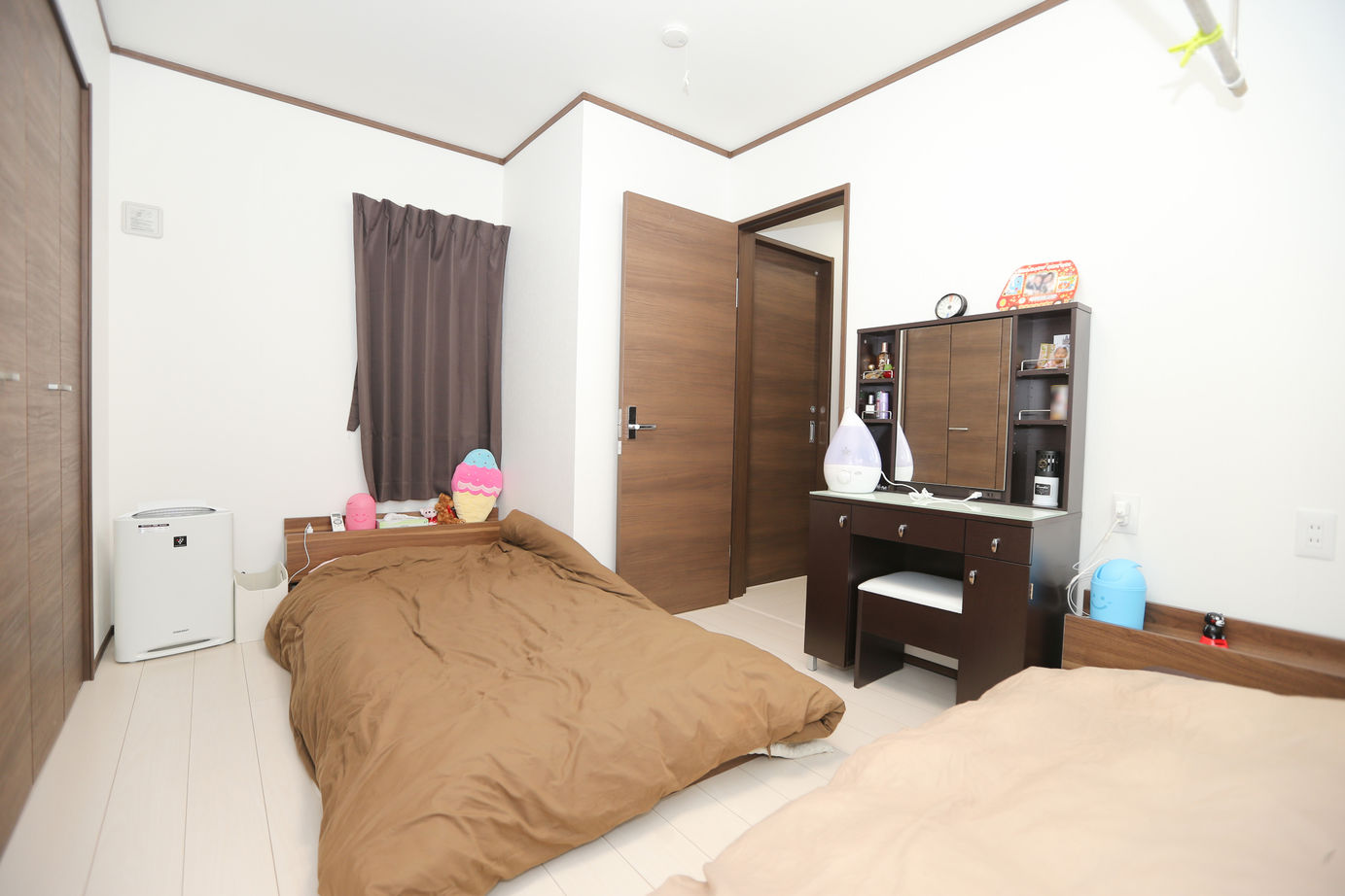 アイダ設計 【間取り図有/30坪台/収納充実/ペニンシュラキッチン】19帖の広々リビングは家族の憩いのスペースの建築実例画像19