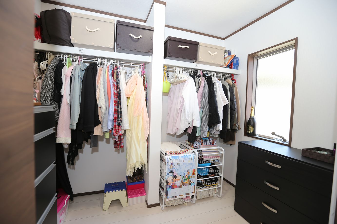 アイダ設計 【間取り図有/30坪台/収納充実/ペニンシュラキッチン】19帖の広々リビングは家族の憩いのスペースの建築実例画像20