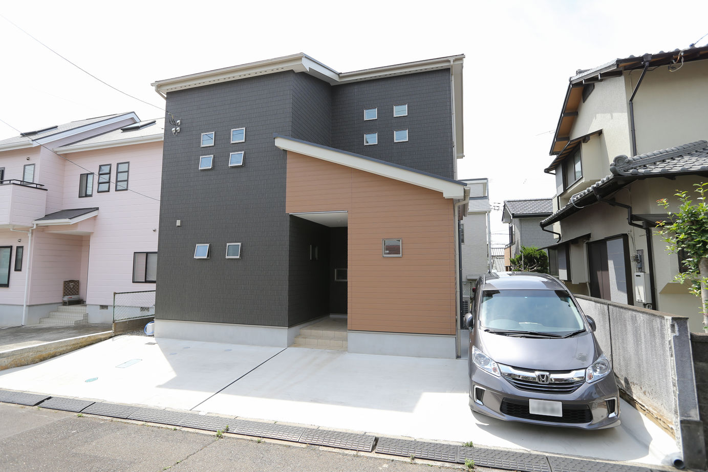 アイダ設計 【間取り図有/30坪台/ペニンシュラキッチン/太陽光発電】玄関や小屋裏収納など収納豊富で家中スッキリの建築実例画像2