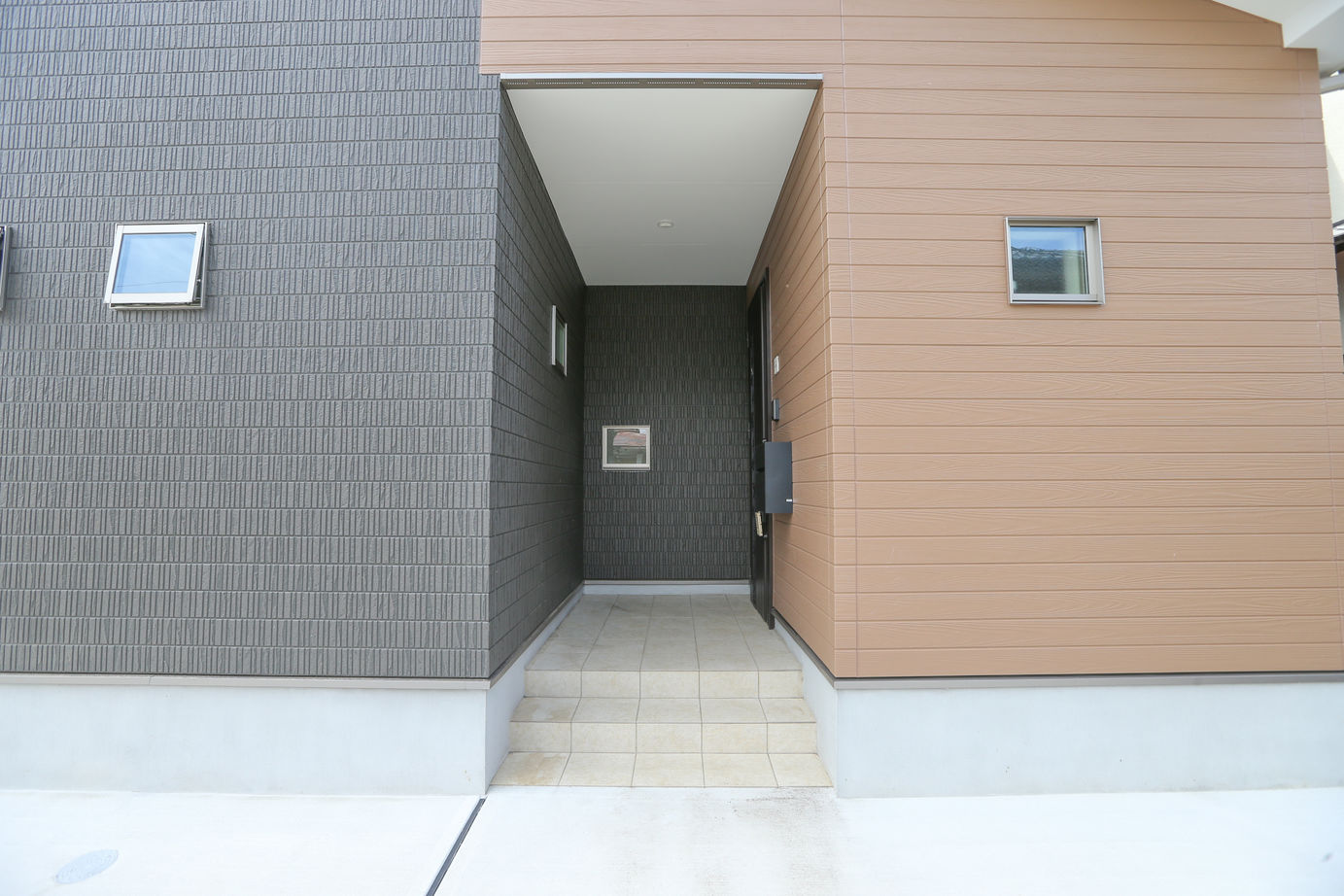 アイダ設計 【間取り図有/30坪台/ペニンシュラキッチン/太陽光発電】玄関や小屋裏収納など収納豊富で家中スッキリの建築実例画像3