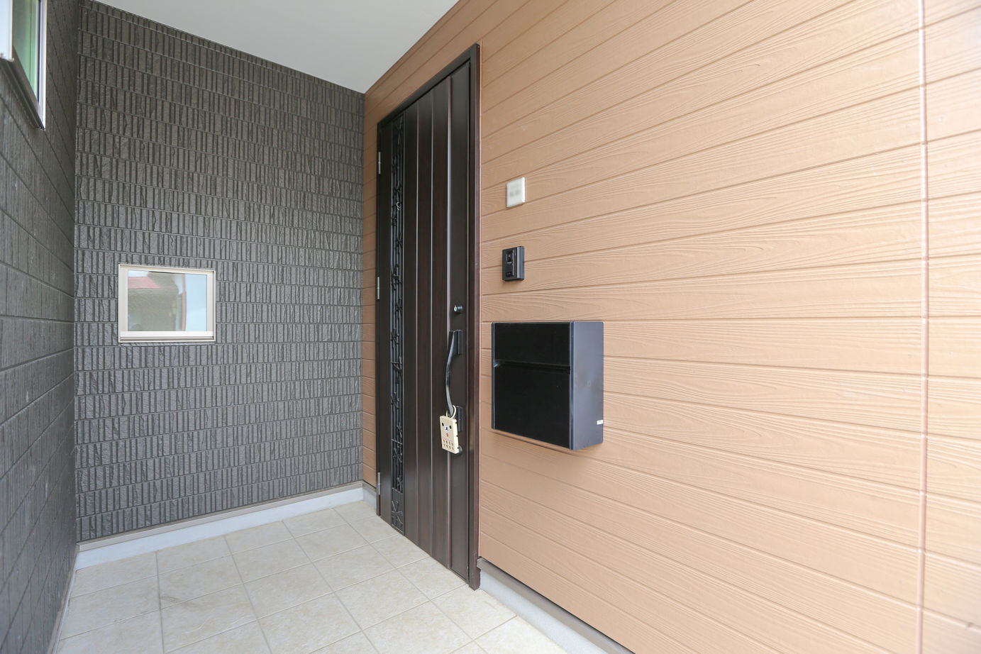 アイダ設計 【間取り図有/30坪台/ペニンシュラキッチン/太陽光発電】玄関や小屋裏収納など収納豊富で家中スッキリの建築実例画像4