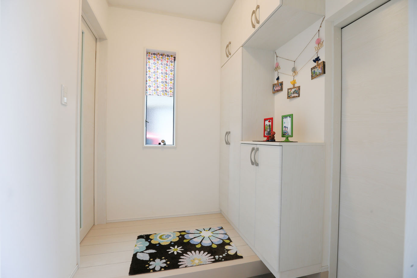 アイダ設計 【間取り図有/30坪台/ペニンシュラキッチン/太陽光発電】玄関や小屋裏収納など収納豊富で家中スッキリの建築実例画像5