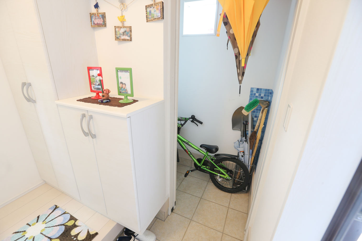 アイダ設計 【間取り図有/30坪台/ペニンシュラキッチン/太陽光発電】玄関や小屋裏収納など収納豊富で家中スッキリの建築実例画像6