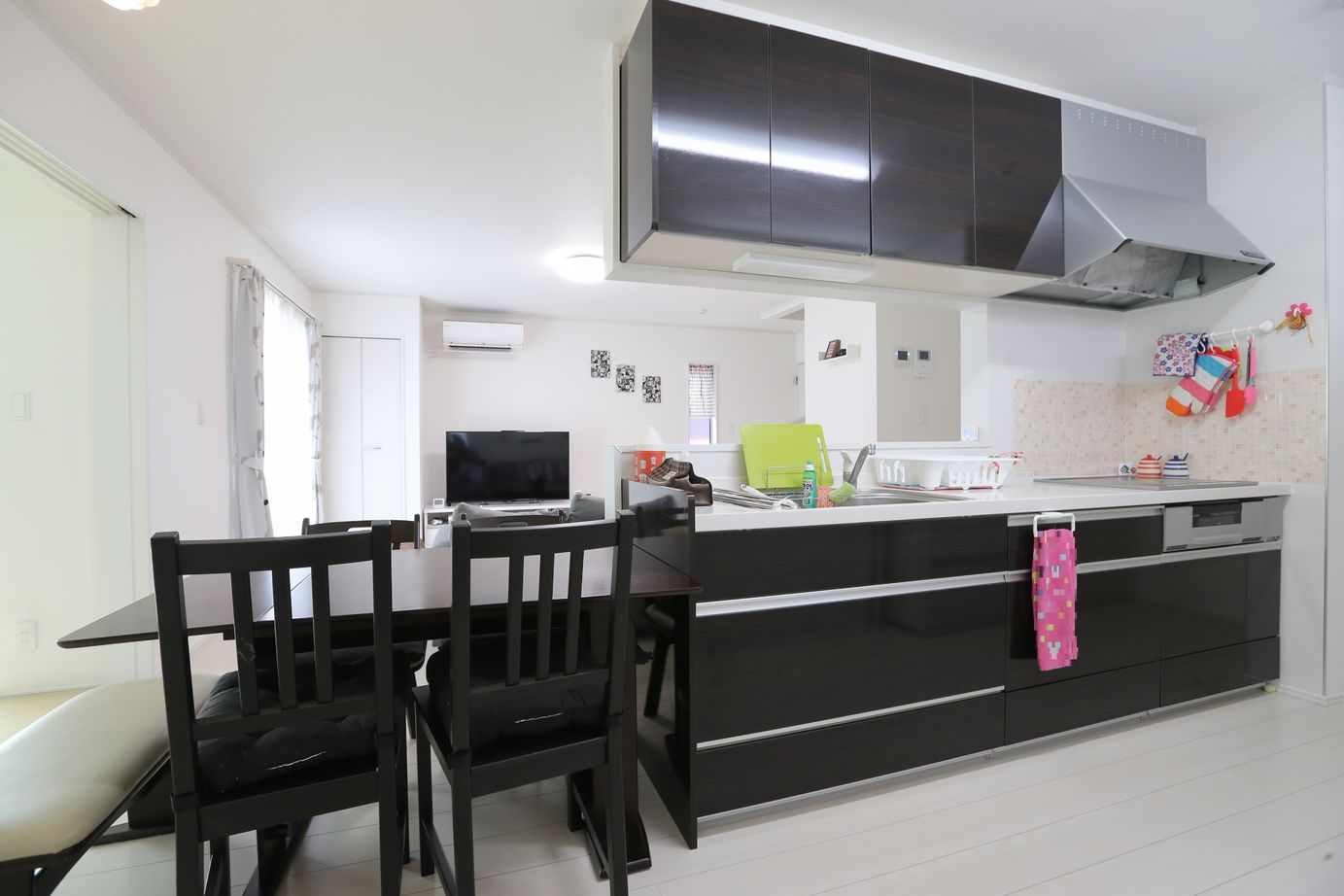 アイダ設計 【間取り図有/30坪台/ペニンシュラキッチン/太陽光発電】玄関や小屋裏収納など収納豊富で家中スッキリの建築実例画像11