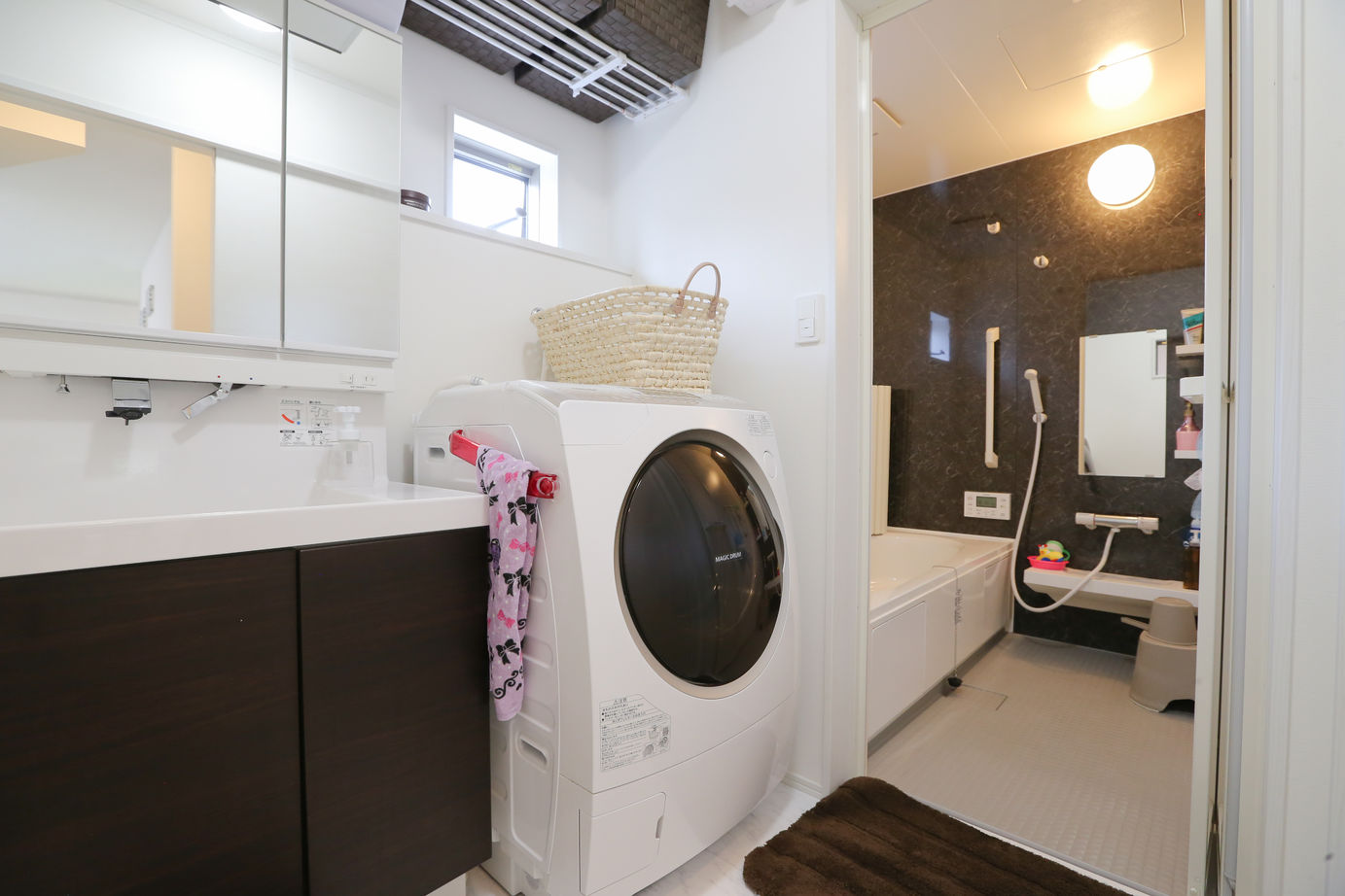 アイダ設計 【間取り図有/30坪台/ペニンシュラキッチン/太陽光発電】玄関や小屋裏収納など収納豊富で家中スッキリの建築実例画像13