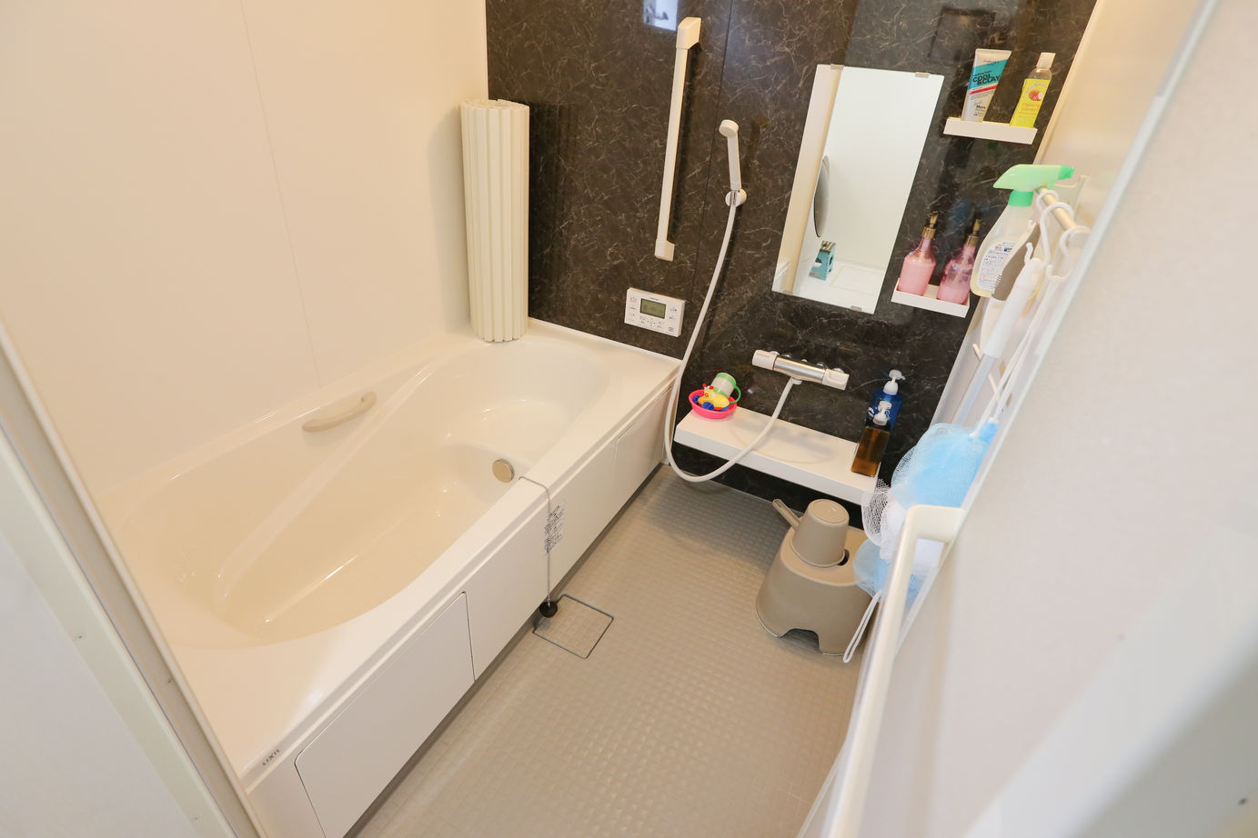 アイダ設計 【間取り図有/30坪台/ペニンシュラキッチン/太陽光発電】玄関や小屋裏収納など収納豊富で家中スッキリの建築実例画像14