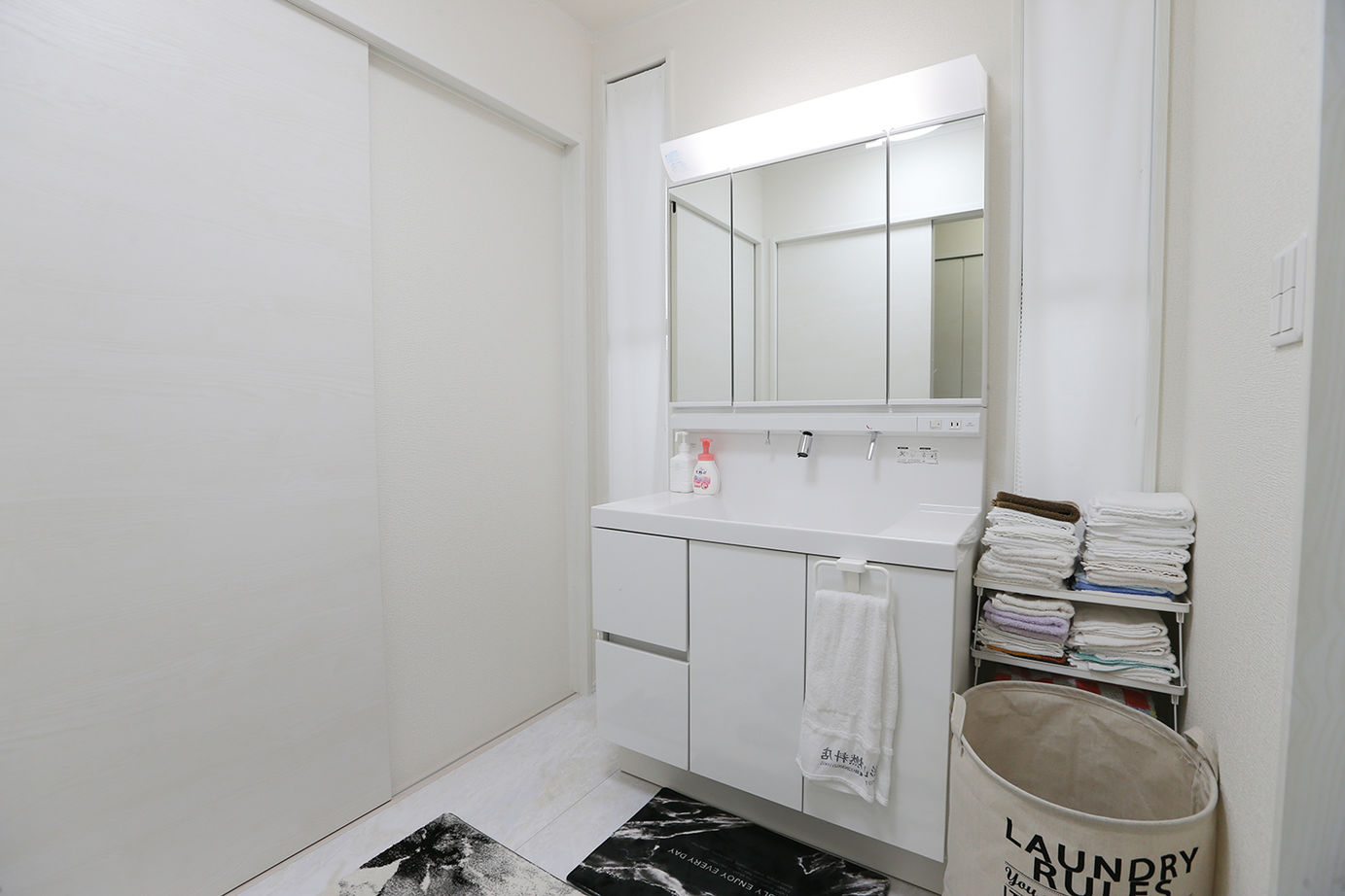 アイダ設計 【間取り図有/平屋/30坪台】太陽光発電やオール電化を採用、将来を見据えた使い勝手のよい平屋の二世帯住宅の建築実例画像12