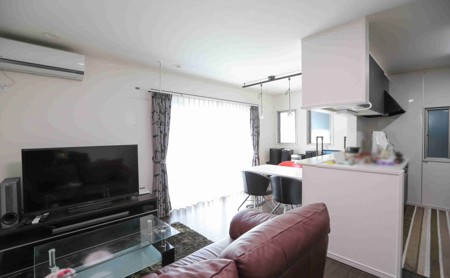 アイダ設計 【20坪台/収納充実/ロフト】モダンな外観、白とブラウンでモノトーンにまとめたスッキリとした室内空間の建築実例画像2