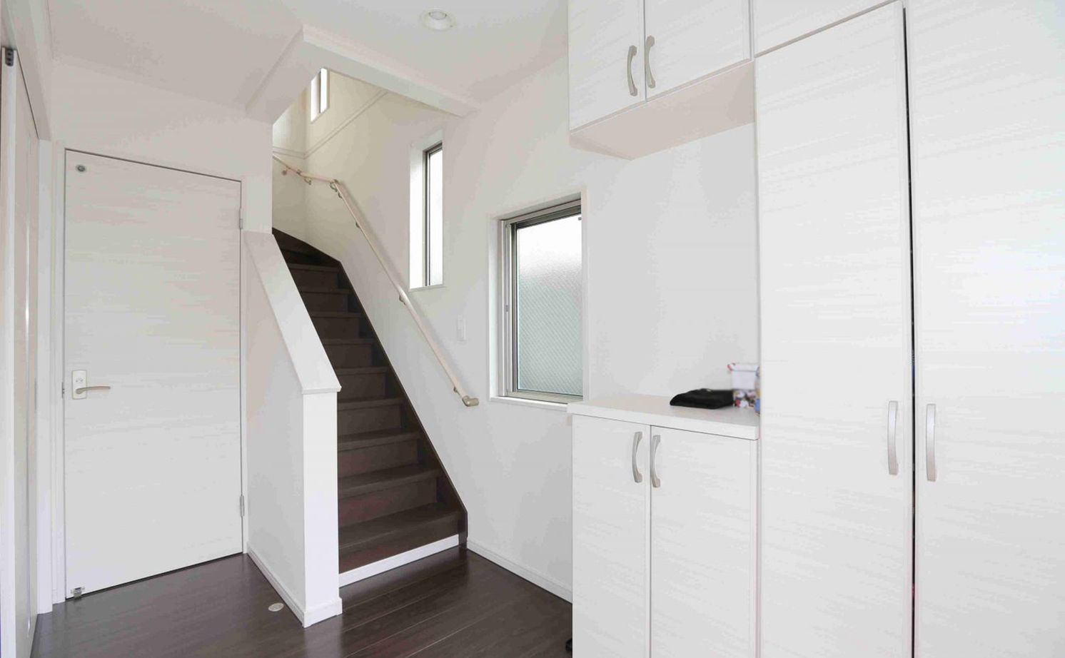 アイダ設計 【20坪台/収納充実/ロフト】モダンな外観、白とブラウンでモノトーンにまとめたスッキリとした室内空間の建築実例画像3