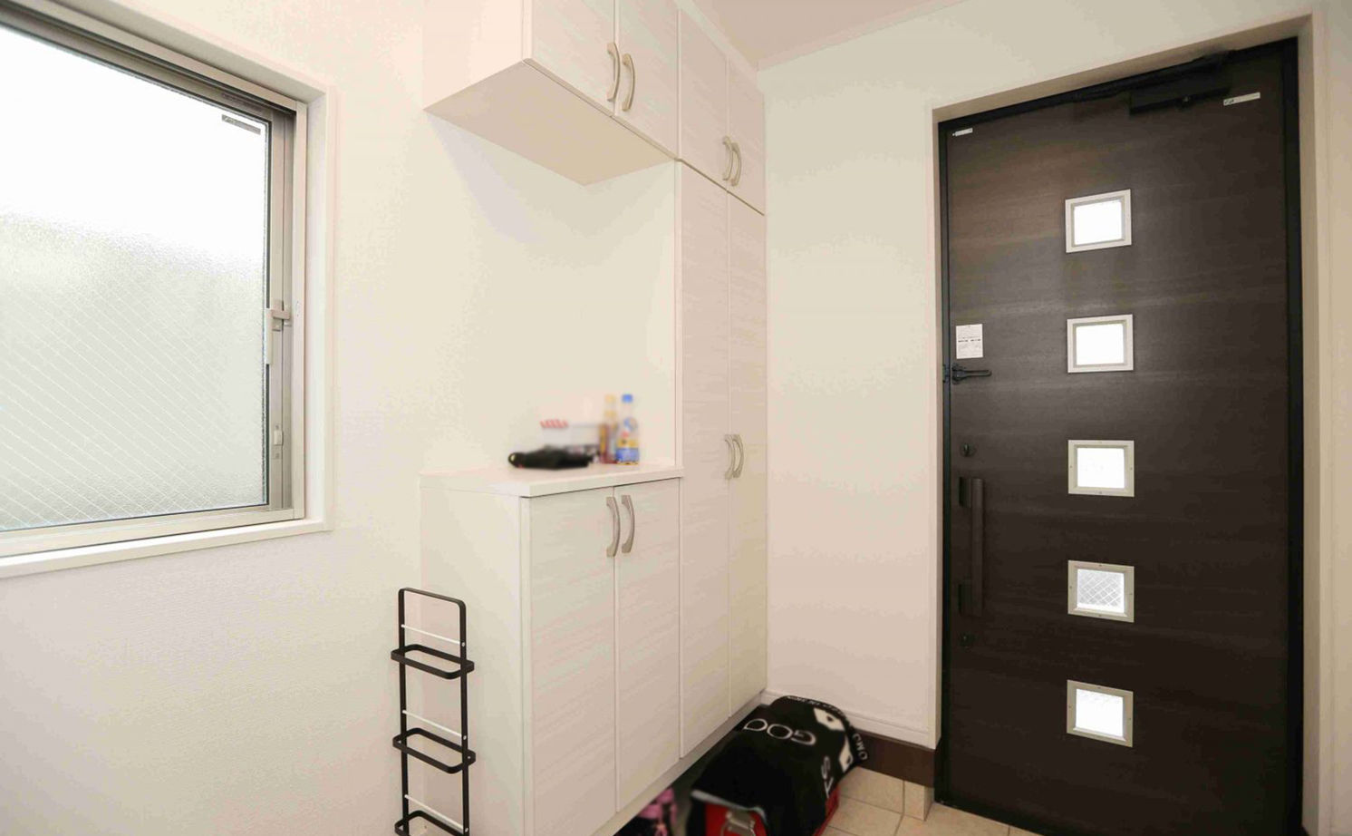 アイダ設計 【20坪台/収納充実/ロフト】モダンな外観、白とブラウンでモノトーンにまとめたスッキリとした室内空間の建築実例画像4