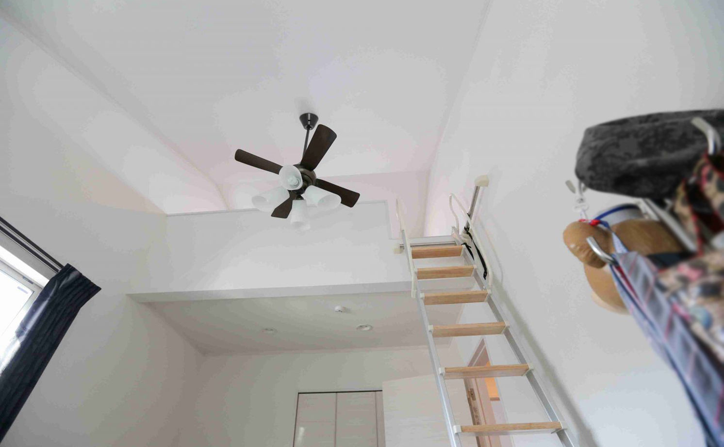 アイダ設計 【20坪台/収納充実/ロフト】モダンな外観、白とブラウンでモノトーンにまとめたスッキリとした室内空間の建築実例画像6