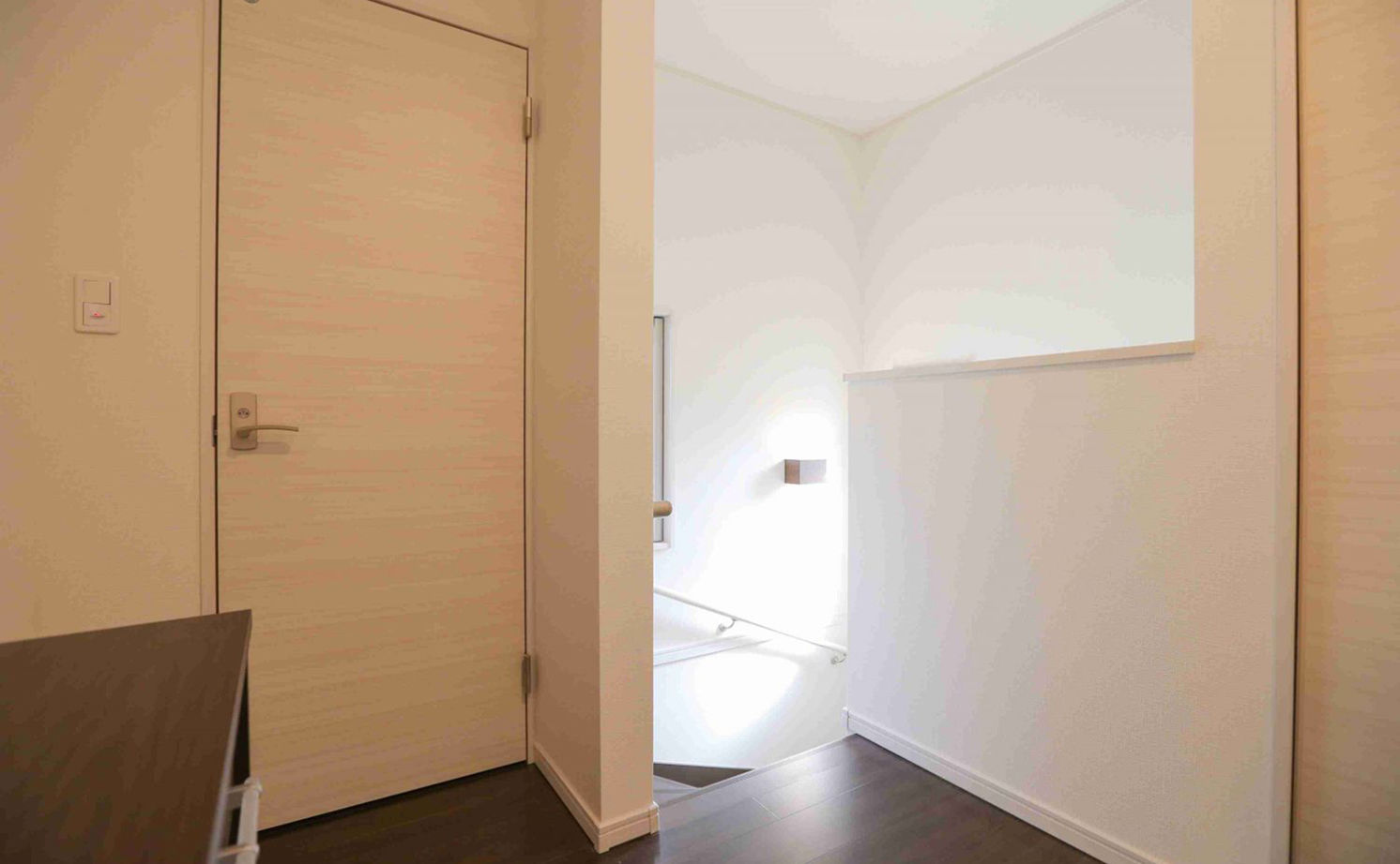 アイダ設計 【20坪台/収納充実/ロフト】モダンな外観、白とブラウンでモノトーンにまとめたスッキリとした室内空間の建築実例画像8