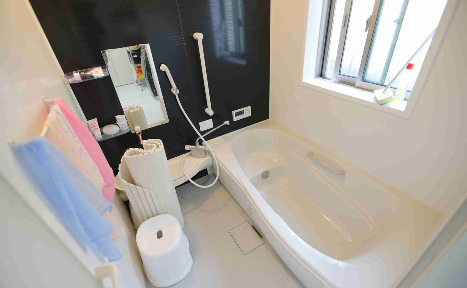 アイダ設計 【20坪台/収納充実/ロフト】モダンな外観、白とブラウンでモノトーンにまとめたスッキリとした室内空間の建築実例画像9