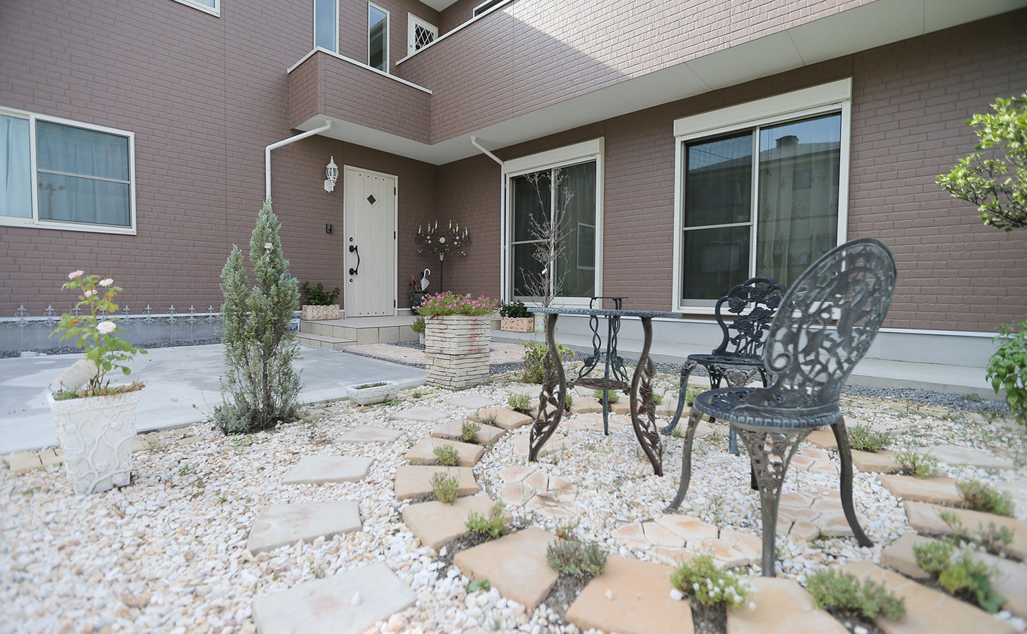 アイダ設計 【30坪台/玄関吹抜け/庭/インテリア】料理や音楽を楽しめる空間。視線の抜ける開放的で上品なLDKの家の建築実例画像2