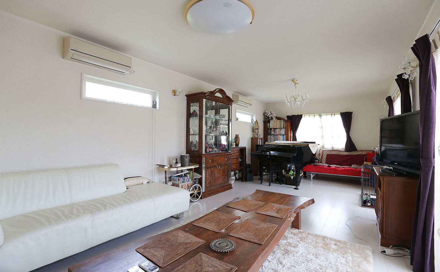 アイダ設計 【30坪台/玄関吹抜け/庭/インテリア】料理や音楽を楽しめる空間。視線の抜ける開放的で上品なLDKの家の建築実例画像3