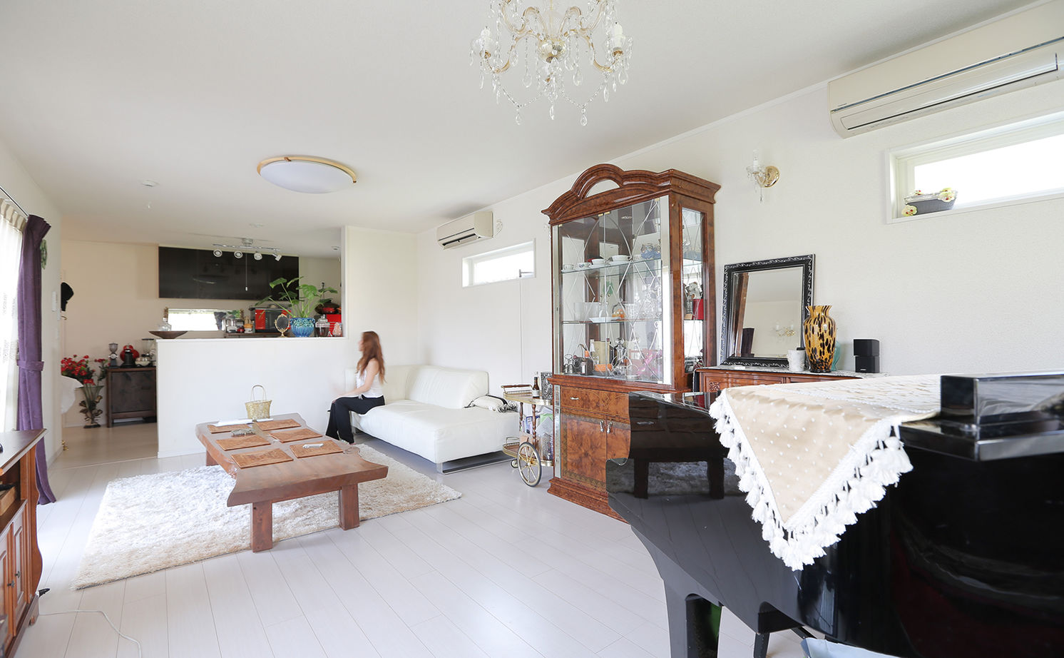 アイダ設計 【30坪台/玄関吹抜け/庭/インテリア】料理や音楽を楽しめる空間。視線の抜ける開放的で上品なLDKの家の建築実例画像4