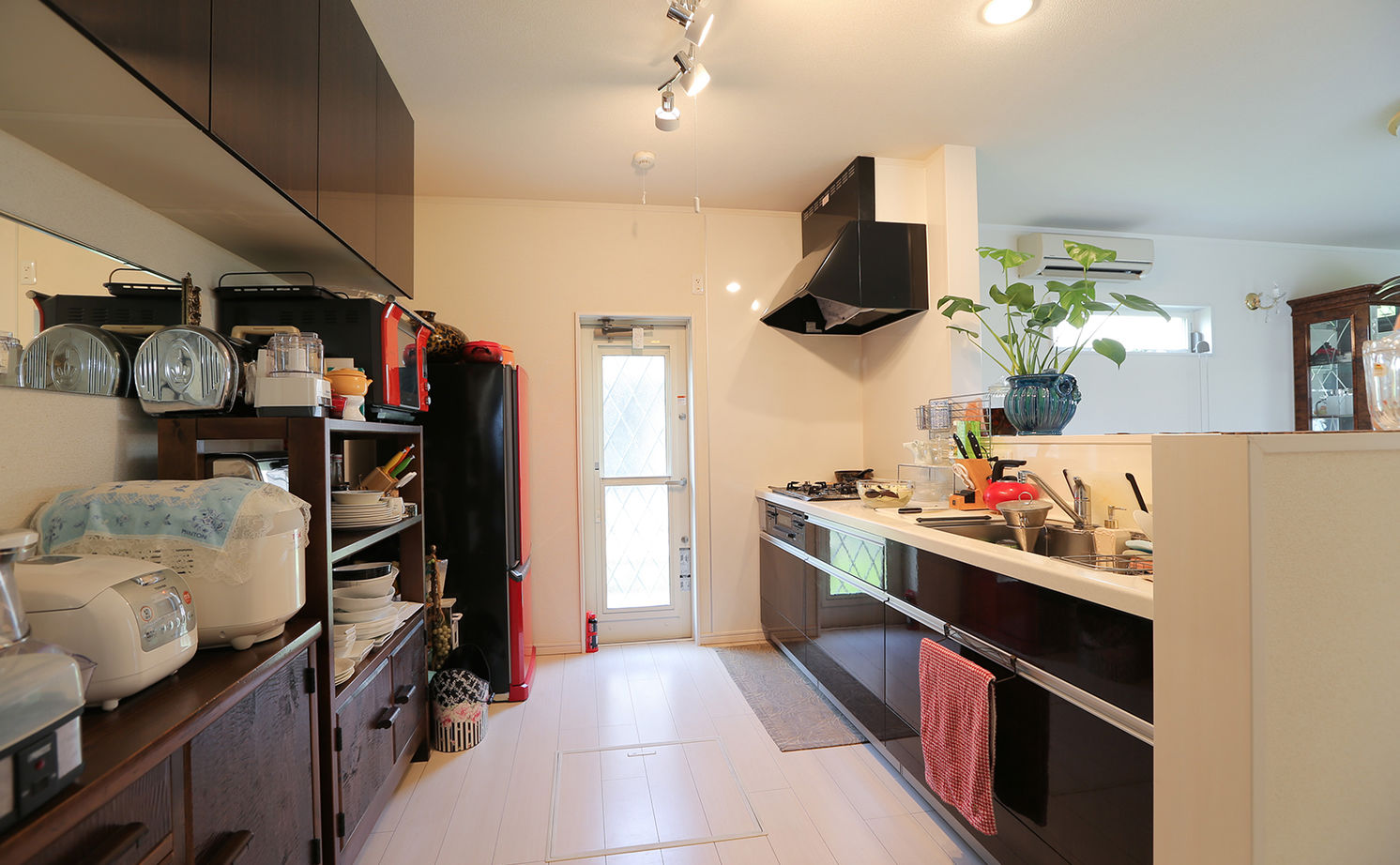 アイダ設計 【30坪台/玄関吹抜け/庭/インテリア】料理や音楽を楽しめる空間。視線の抜ける開放的で上品なLDKの家の建築実例画像6