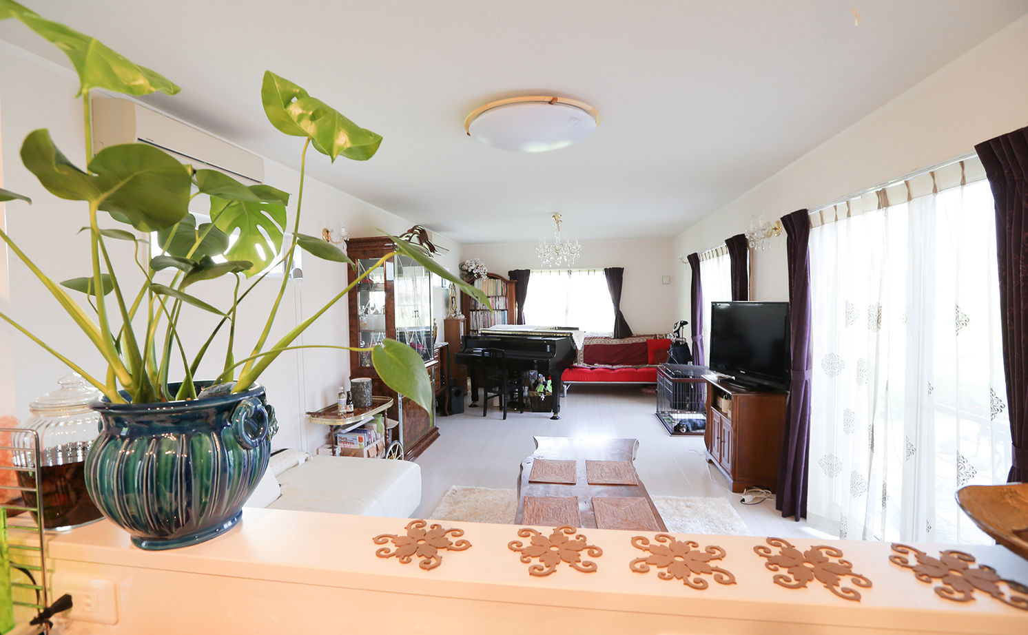 アイダ設計 【30坪台/玄関吹抜け/庭/インテリア】料理や音楽を楽しめる空間。視線の抜ける開放的で上品なLDKの家の建築実例画像7