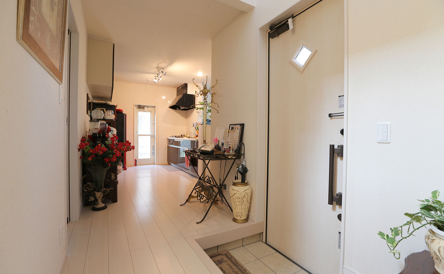 アイダ設計 【30坪台/玄関吹抜け/庭/インテリア】料理や音楽を楽しめる空間。視線の抜ける開放的で上品なLDKの家の建築実例画像11