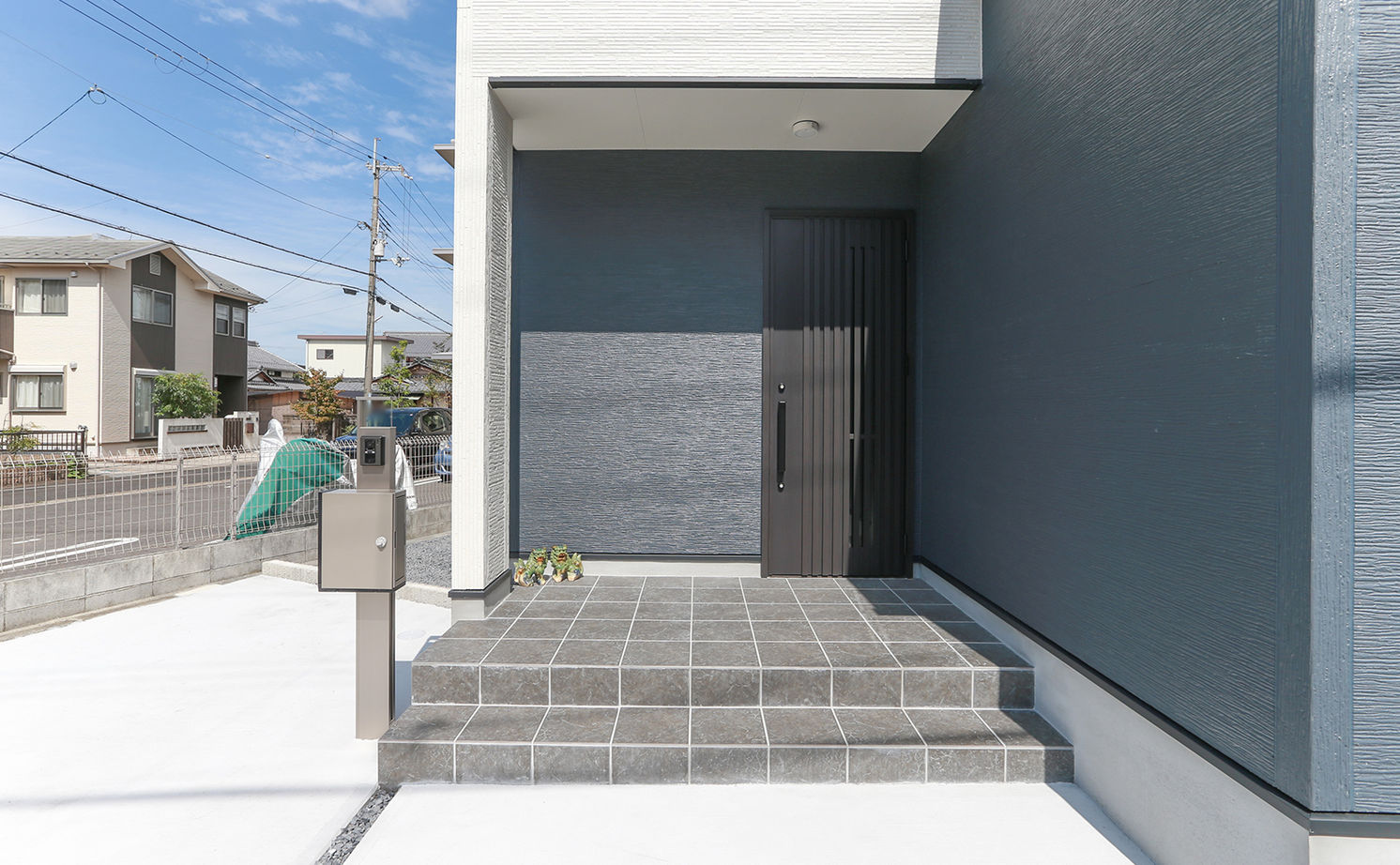 アイダ設計 【収納充実/4LDK/30坪台】バリ風のインテリアに、モダンで高級感のある鏡面仕上げの床材を使用した注文住宅の建築実例画像2