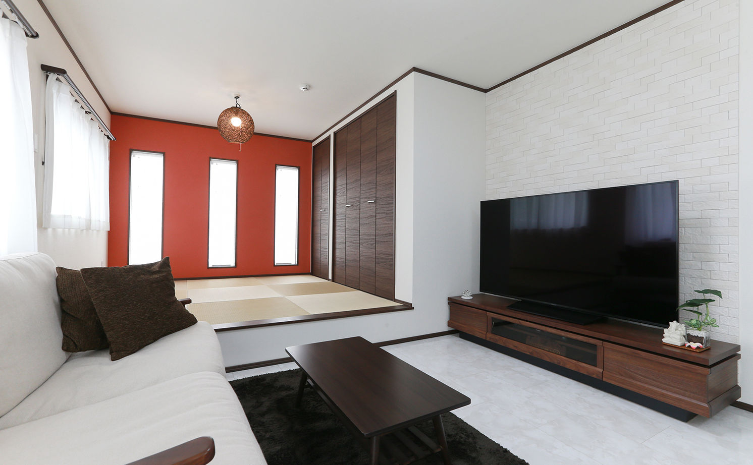 アイダ設計 【収納充実/4LDK/30坪台】バリ風のインテリアに、モダンで高級感のある鏡面仕上げの床材を使用した注文住宅の建築実例画像4