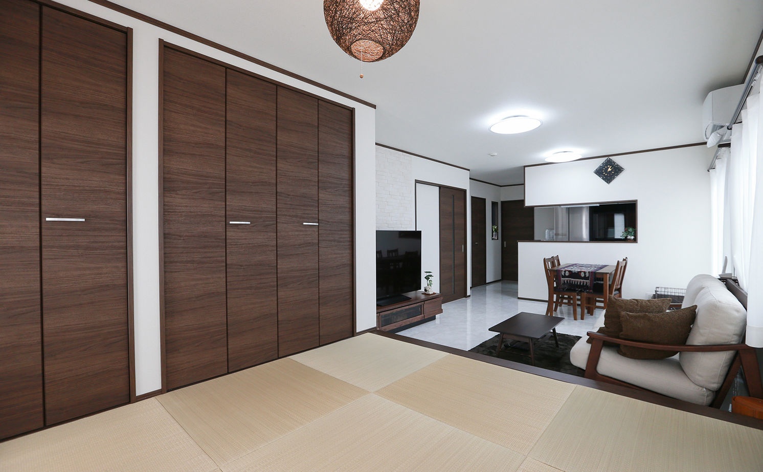 アイダ設計 【収納充実/4LDK/30坪台】バリ風のインテリアに、モダンで高級感のある鏡面仕上げの床材を使用した注文住宅の建築実例画像6