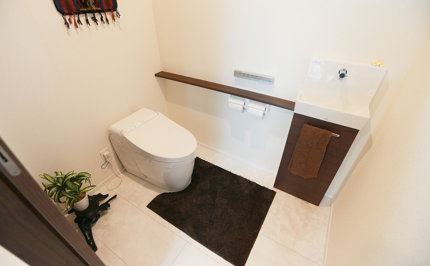 アイダ設計 【収納充実/4LDK/30坪台】バリ風のインテリアに、モダンで高級感のある鏡面仕上げの床材を使用した注文住宅の建築実例画像8