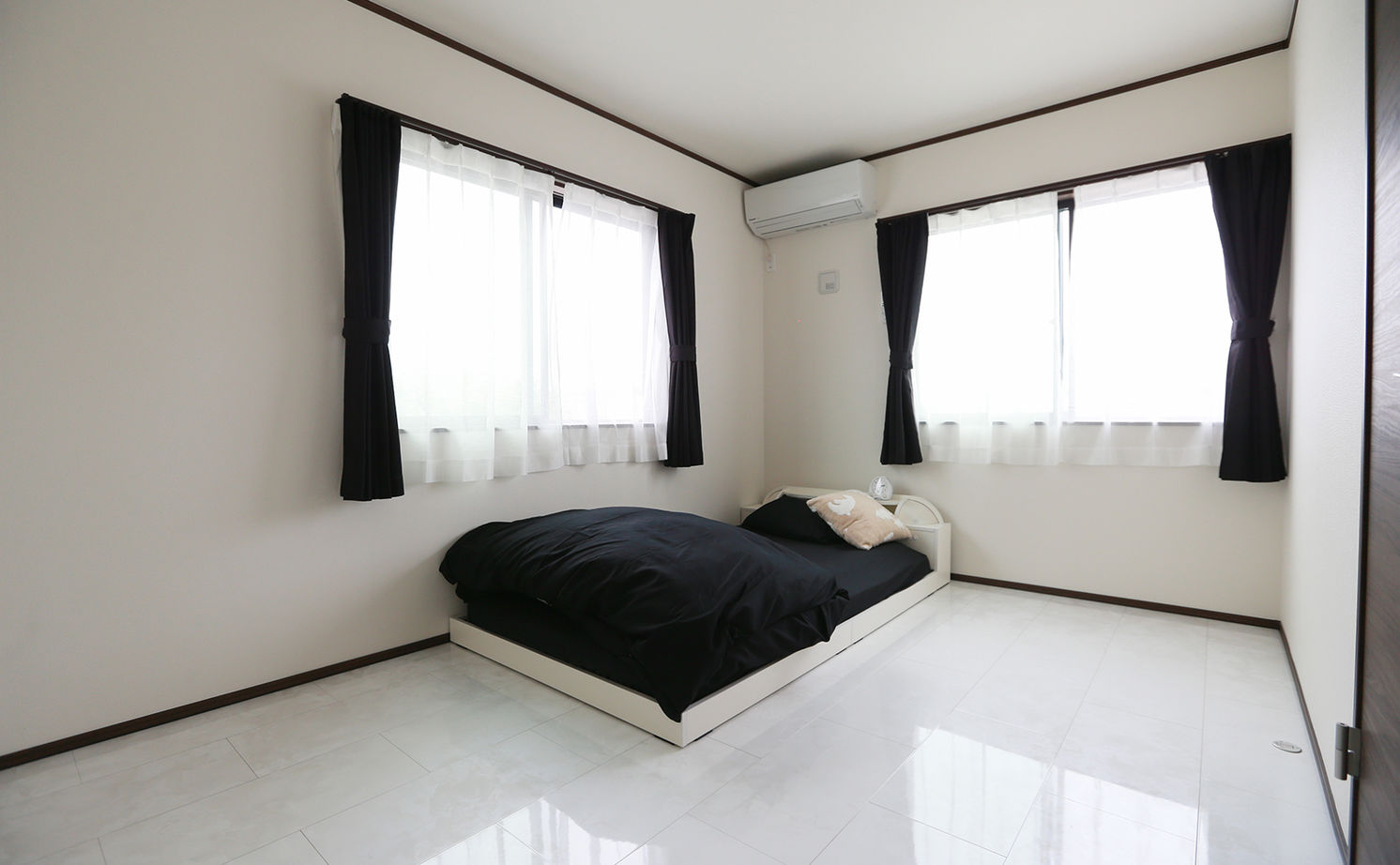 アイダ設計 【収納充実/4LDK/30坪台】バリ風のインテリアに、モダンで高級感のある鏡面仕上げの床材を使用した注文住宅の建築実例画像9