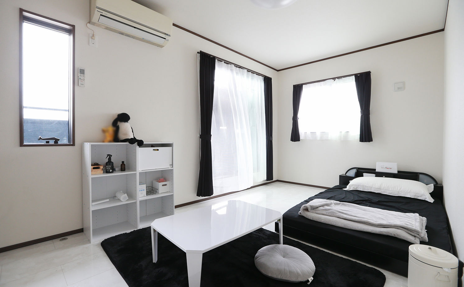 アイダ設計 【収納充実/4LDK/30坪台】バリ風のインテリアに、モダンで高級感のある鏡面仕上げの床材を使用した注文住宅の建築実例画像10