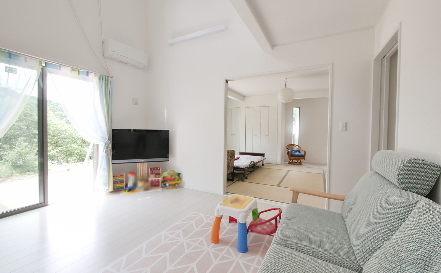 アイダ設計 【二世帯住宅/間取り図有/40坪台/吹き抜け/広々リビング】価格を抑えながら高耐震で開放的な家を実現の建築実例画像4