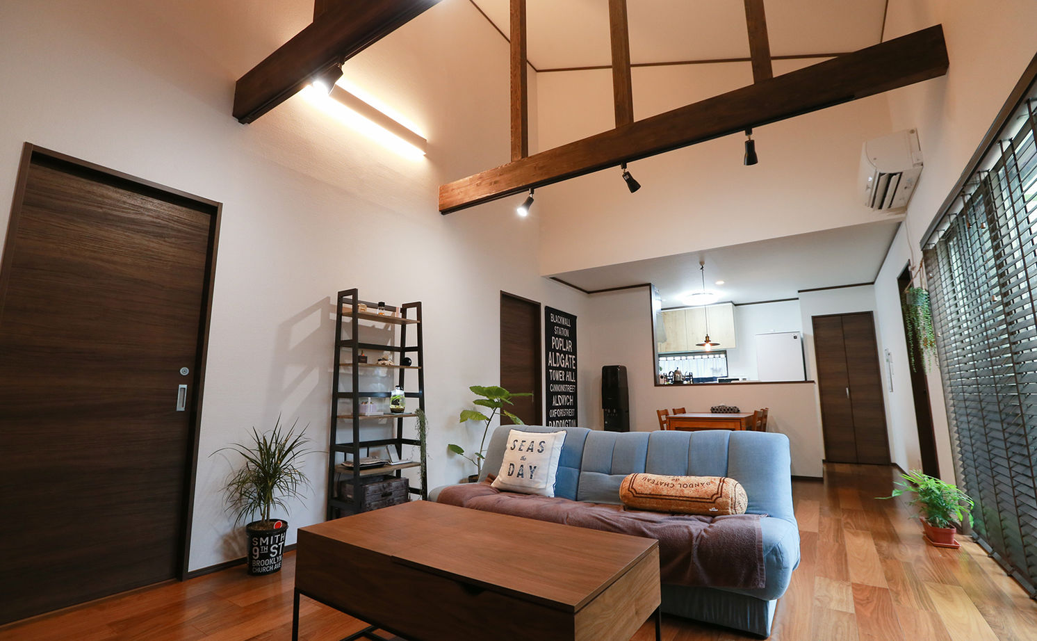 アイダ設計 【間取り図有/平屋/20坪台/吹き抜け/テラス】多灯照明や壁にこだわった、カフェ風リビングが見どころの家の建築実例画像3