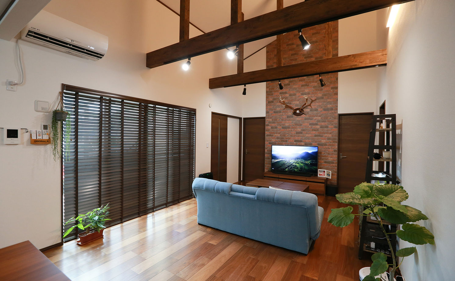 アイダ設計 【間取り図有/平屋/20坪台/吹き抜け/テラス】多灯照明や壁にこだわった、カフェ風リビングが見どころの家の建築実例画像4