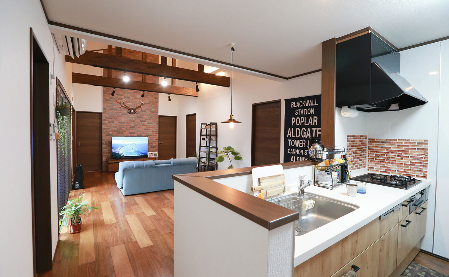 アイダ設計 【間取り図有/平屋/20坪台/吹き抜け/テラス】多灯照明や壁にこだわった、カフェ風リビングが見どころの家の建築実例画像5