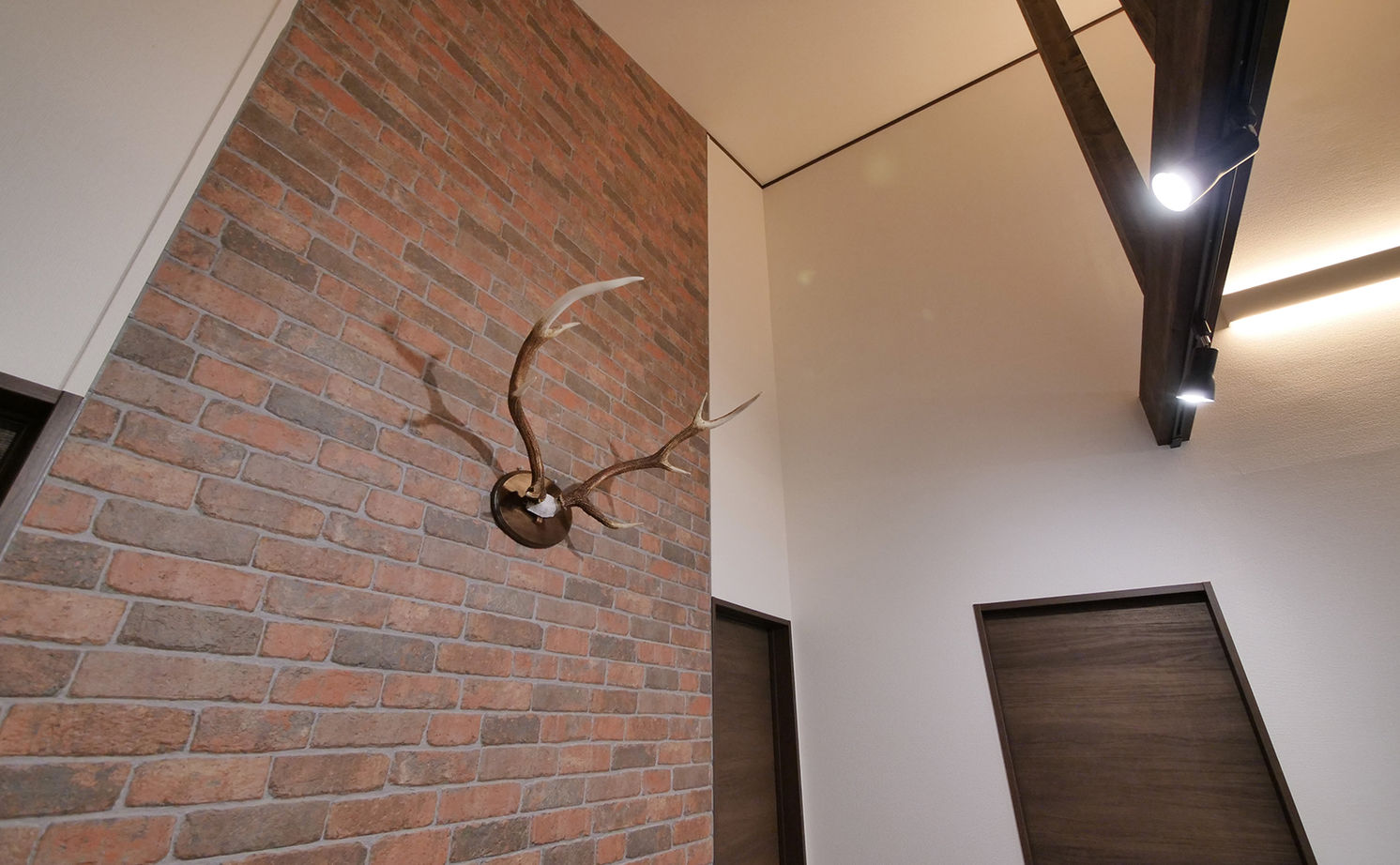 アイダ設計 【間取り図有/平屋/20坪台/吹き抜け/テラス】多灯照明や壁にこだわった、カフェ風リビングが見どころの家の建築実例画像6