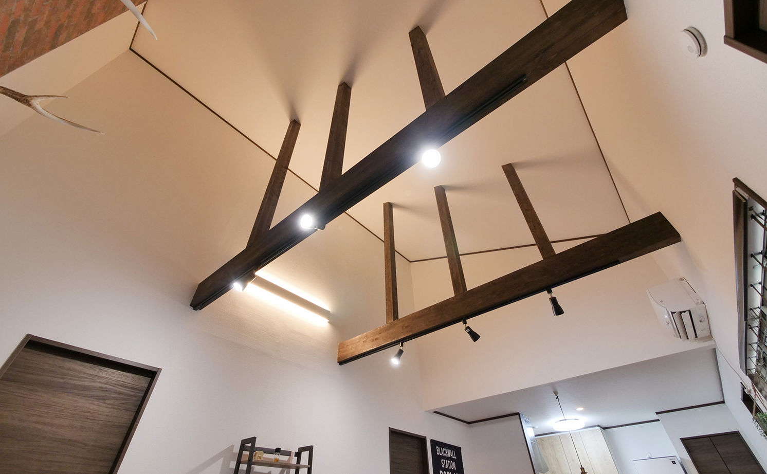 アイダ設計 【間取り図有/平屋/20坪台/吹き抜け/テラス】多灯照明や壁にこだわった、カフェ風リビングが見どころの家の建築実例画像7