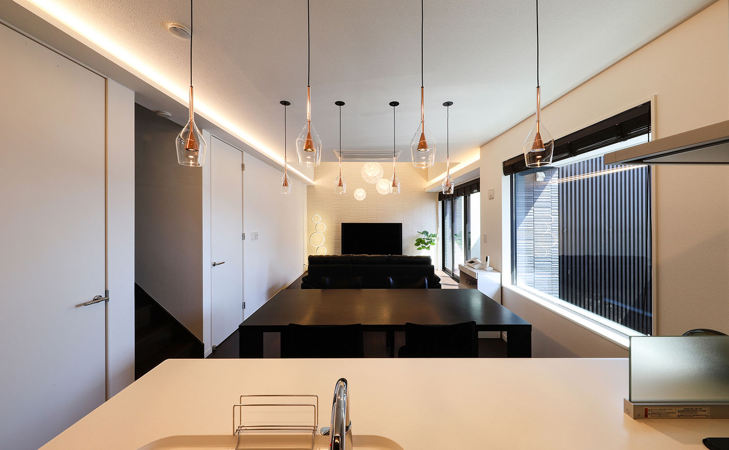 アイダ設計 【間取り図有/30坪台/3階建て/吹き抜け/広々LDK】限られた空間を最大限に生かした、ホテルライクな家の建築実例画像5