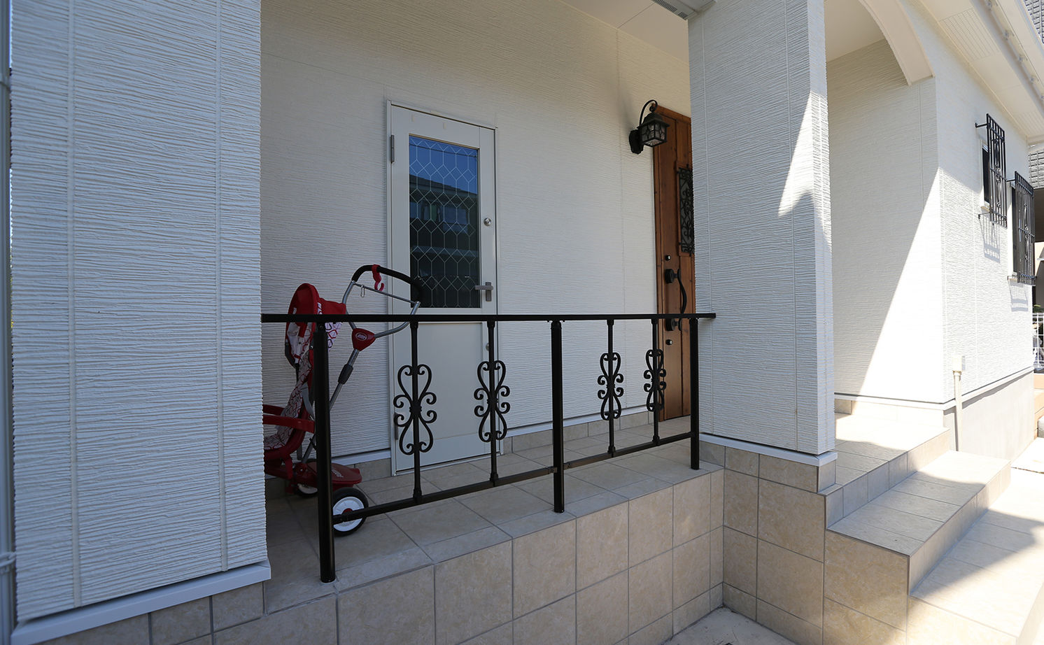 アイダ設計 【間取り図有/南欧風/自由設計/広々リビング/30坪台】夫婦の理想が詰まった、自由度の高い間取りが魅力の建築実例画像2