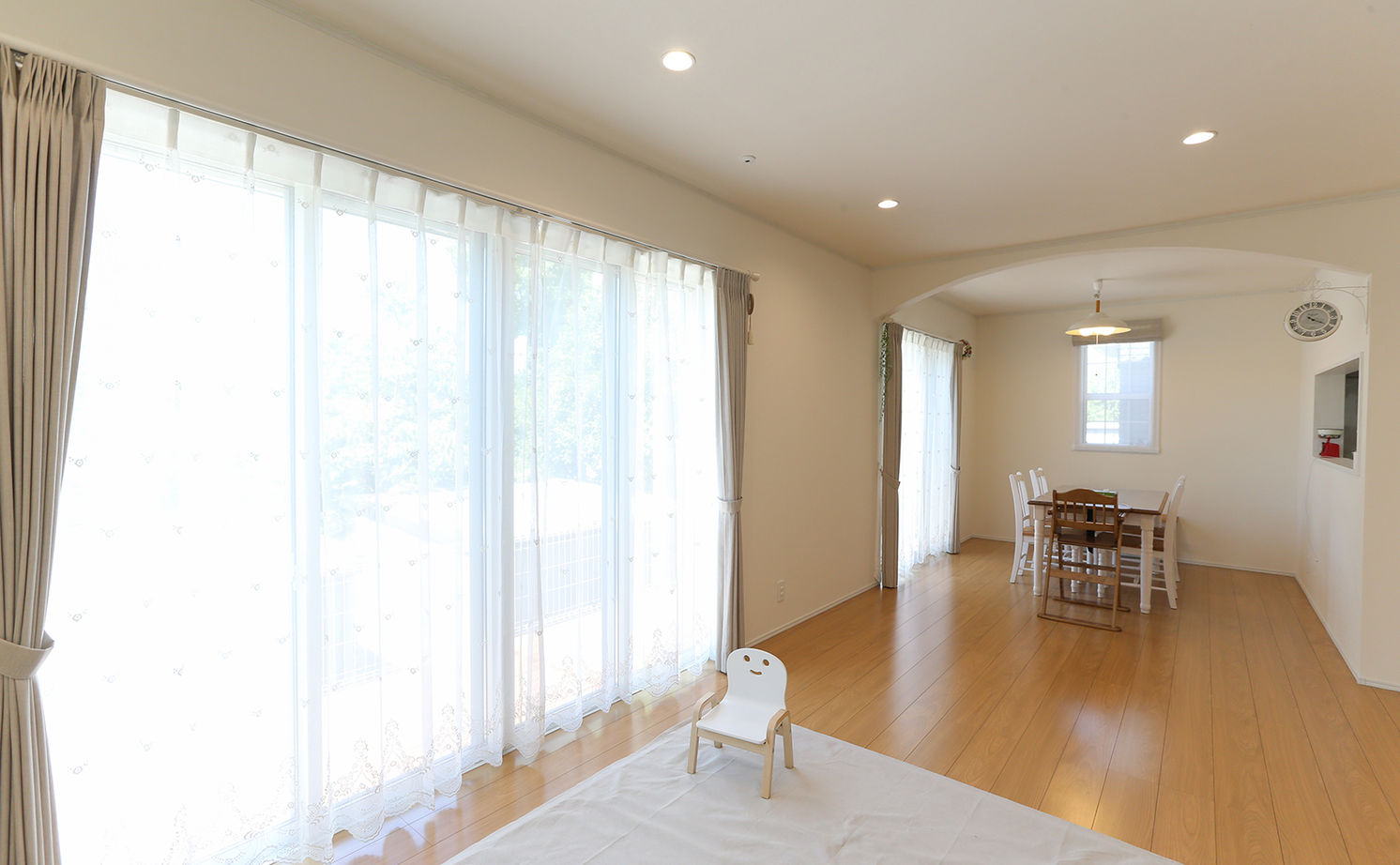 アイダ設計 【間取り図有/南欧風/自由設計/広々リビング/30坪台】夫婦の理想が詰まった、自由度の高い間取りが魅力の建築実例画像3