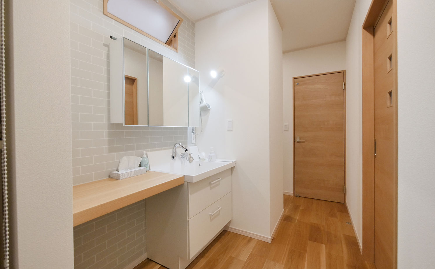 アイダ設計 【間取り図有/30帖超のLDK/ウッドデッキ/40坪台/回遊動線】木のぬくもりと開放感を実現したZEH住宅の建築実例画像3